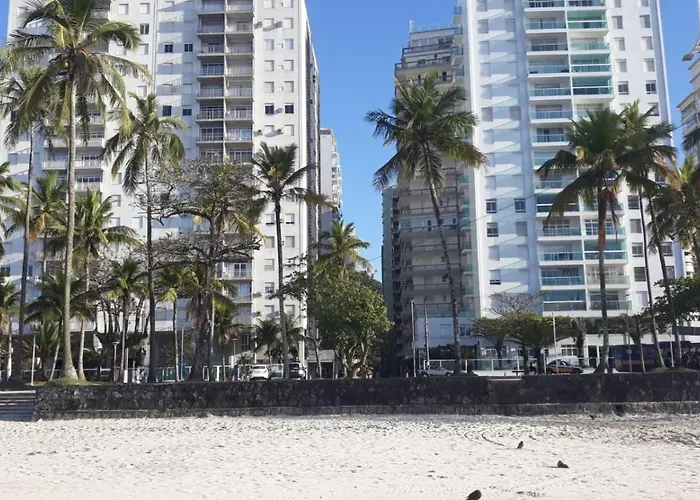 Ótimo apto em Pitangueiras à uma quadra da praia c/ 2 vagas e ar condicionado. Guarujá